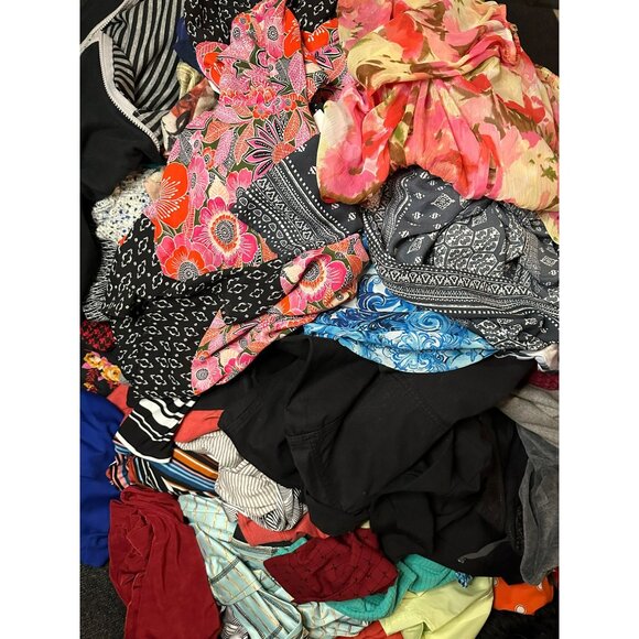 5 Pound Bundle of LADIES Clothes Various Sizes Styles & Brands Reseller Fashion - Picture 4 of 7